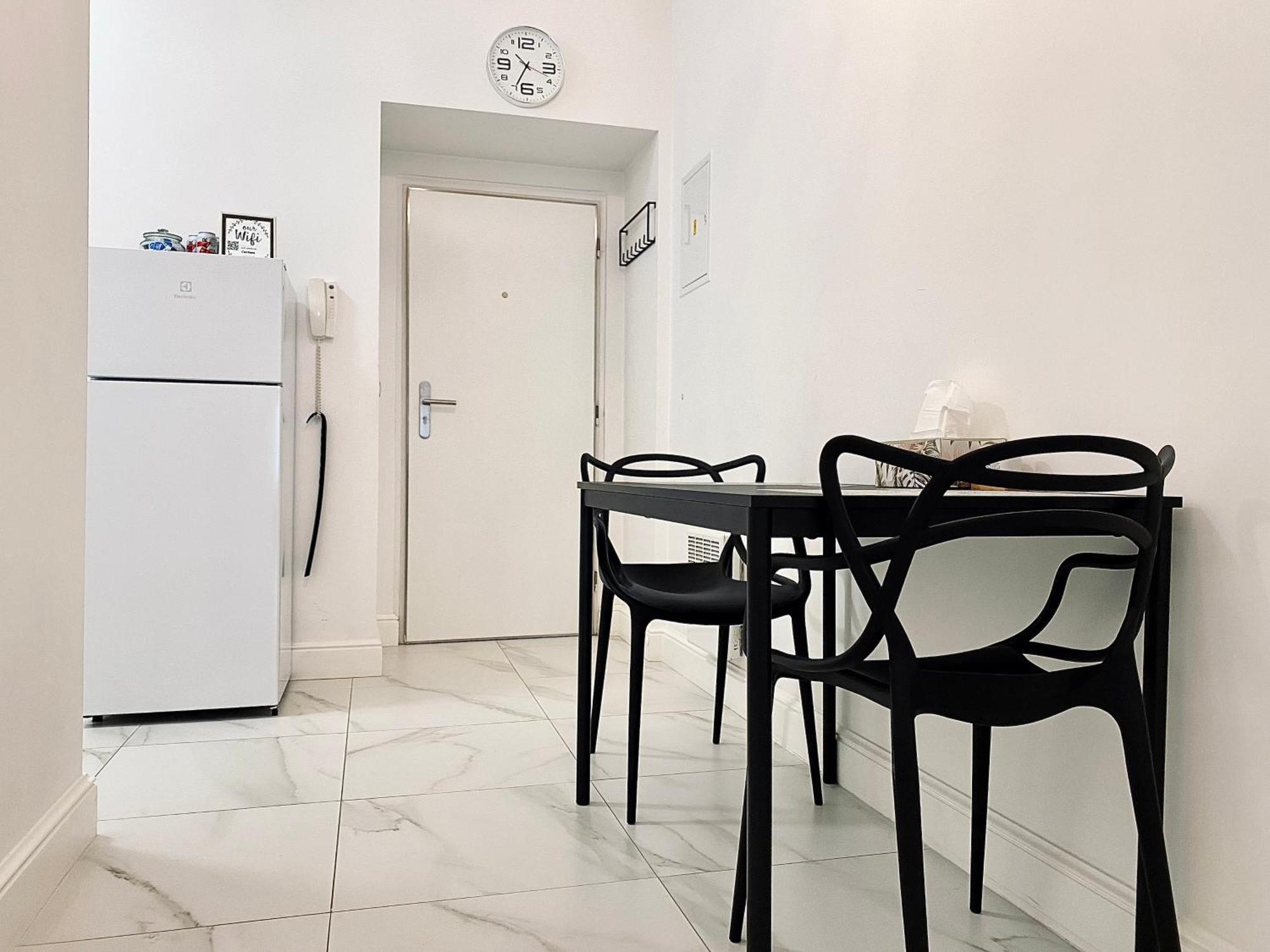 Apartment Stylish Retreat In A Lively Area