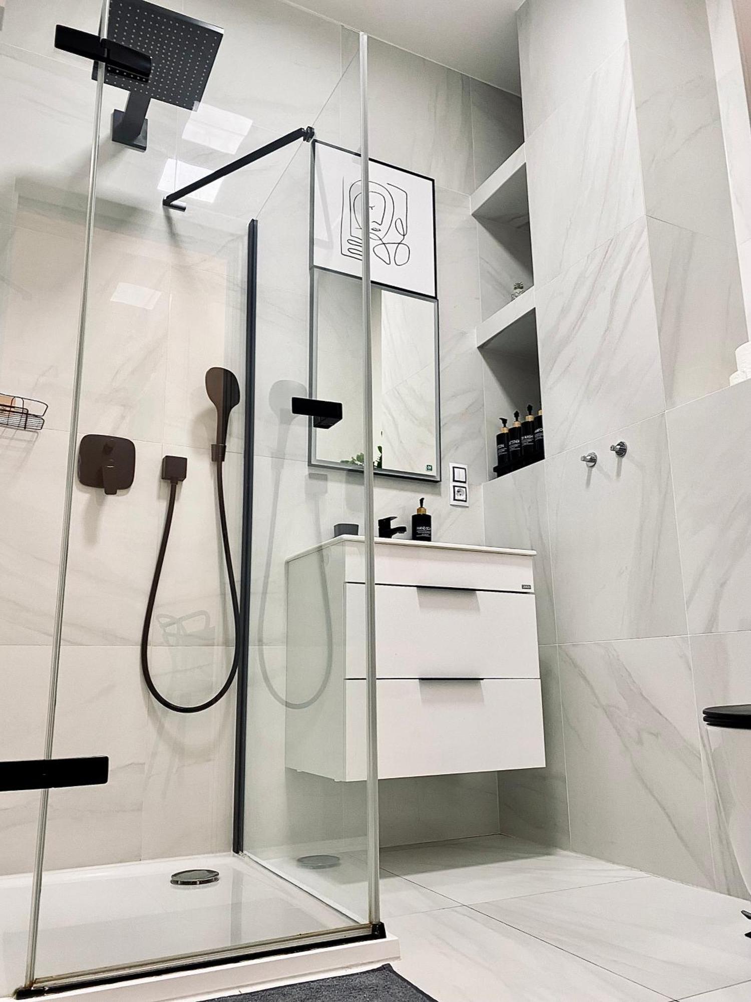 Stylish Retreat In A Lively Area Apartment *
